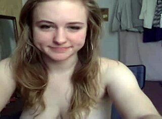 Teenager med store bryster og håret fisse bliver sprøjtet på på webcam